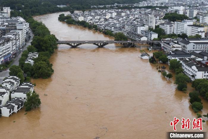 暴雨袭赣洪水暴涨“最美乡村”婺源景区景点暂时关闭