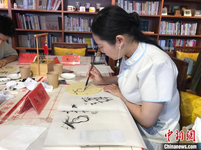 台湾青年体验扇面绘画“沉浸式”感受传统文化之美
