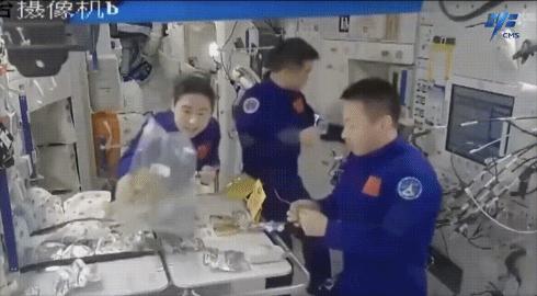 神舟十四号航天员在轨品尝美食。图片来源：中国载人航天工程办公室官方微信