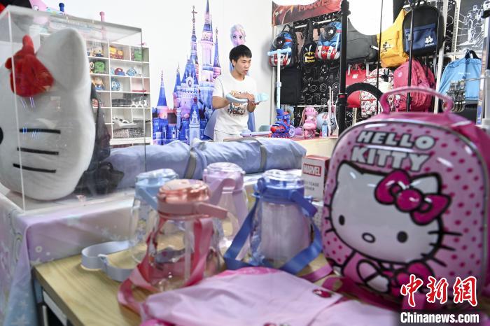 叶伟伦公司员工通过网络直播方式销售产品。　陈骥旻 摄
