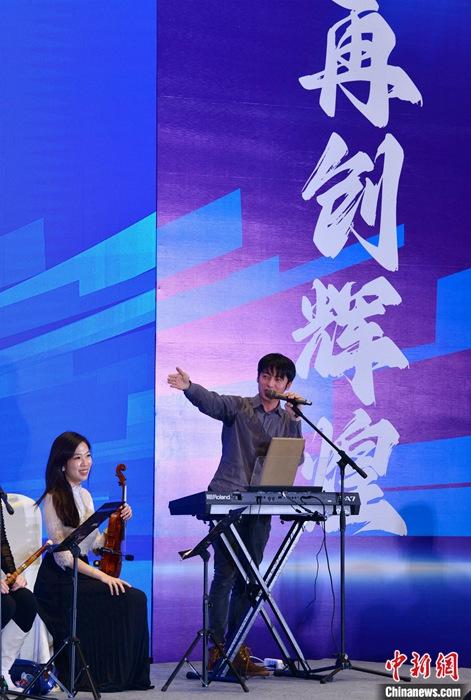 图为3月9日，福建福州，张家豪(右)与林佳臻在台上演出。 <a target='_blank' href='/'><p  align=