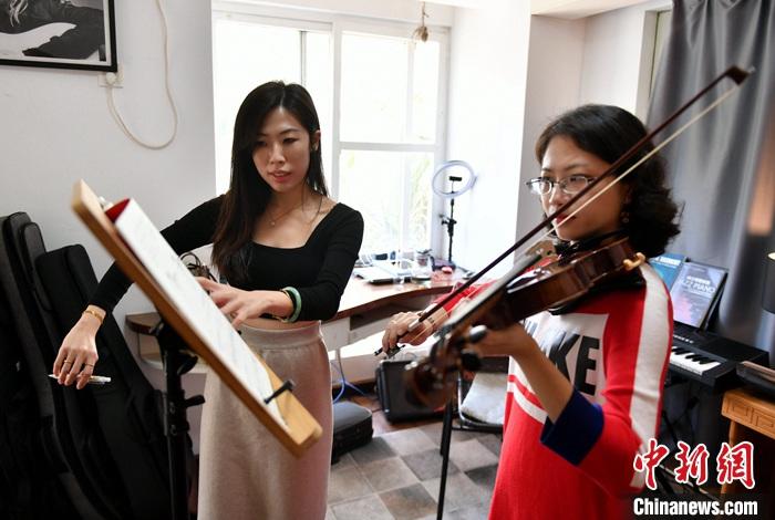 图为3月10日，福建福州，林佳臻教学员小提琴演奏。 <a target='_blank' href='/'><p  align=