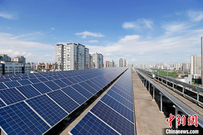 图为辉腾能源在重庆市九龙坡区留学生创业园屋顶建设的光伏发电示范项目。　受访企业供图