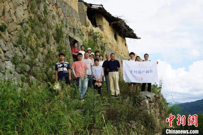 杜晓帆与该中心教师团队调研足迹遍布全中国各省市800多个城乡聚落、文化景观等。　复旦大学国土与文化资源研究中心供图