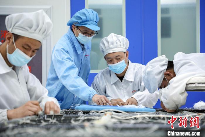 中国电科研究人员开展半刚性太阳电池阵相关研究测试。　中国电科 供图