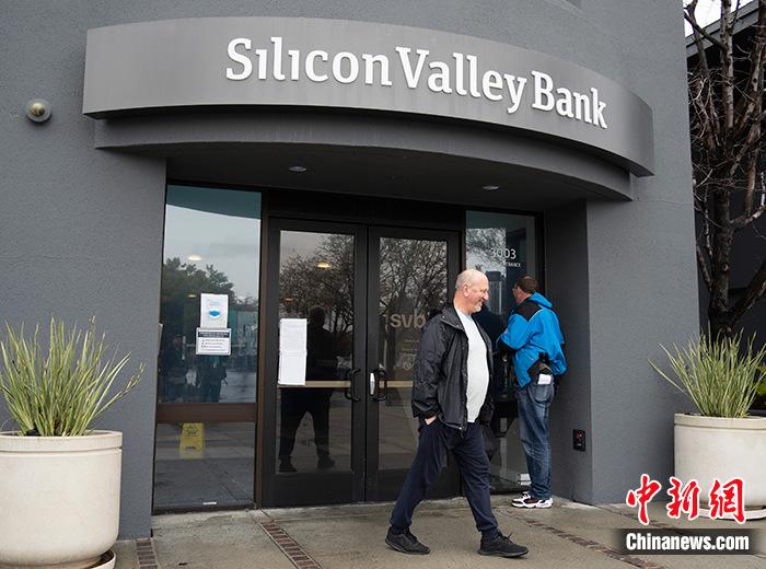 当地时间3月10日，一名男子从美国加州圣克拉拉市硅谷银行总部门前经过。当日，美国联邦存款保险公司(FDIC)表示，硅谷银行因资不抵债已被加利福尼亚州监管部门关闭，由该公司接管。硅谷银行母公司硅谷金融集团的股票在10日的盘前交易中暴跌，随后进入停牌状态。 <a target='_blank' href='/' _fcksavedurl='/'><p  align=