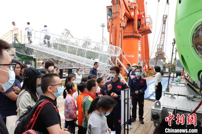 5月17日，“中国船政文化博物馆海上分馆”授牌仪式在“探索二号”科考船上举行。　吴丹红 摄
