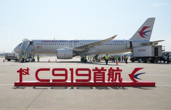 这是在上海虹桥国际机场停机坪拍摄的C919飞机（5月28日摄）。新华社记者丁汀摄