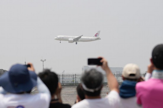 5月28日，C919首个商业航班东航MU9191飞抵北京首都国际机场。新华社记者鞠焕宗摄