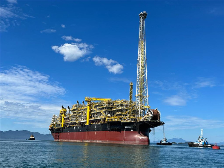 当地时间5月31日，由中国海油参建并持有权益的全球最大深水油田——巴西布济乌斯五期项目顺利投产。图为有着“海上原油加工厂”之称的海洋油气开发的主要生产装置——浮式生产储卸油装置（FPSO）通过拖航前往油田。中海石油巴西有限公司与巴西国家石油公司供图