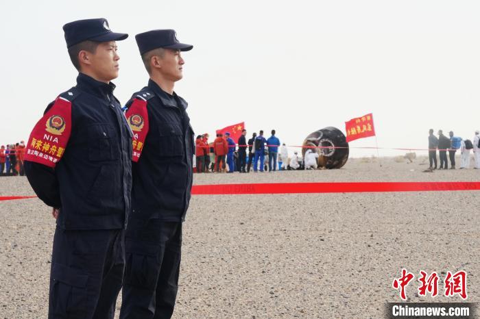 通讯：列阵大漠护神舟十五号载人飞船凯旋