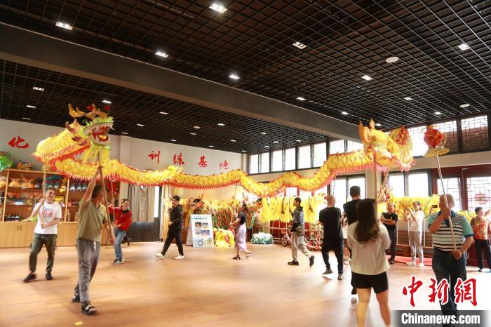 台胞台属体验舞龙。　周蔚娜供图