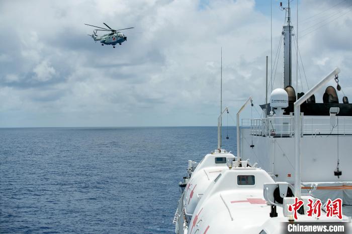 “和平方舟”号医院船在西太平洋海域进行反恐反海盗演练。图为直升机前出查证。　黎宇 摄