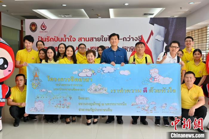 图为泰王国驻南宁总领事馆官员、泰国企业代表等在活动现场合影。　俞靖 摄