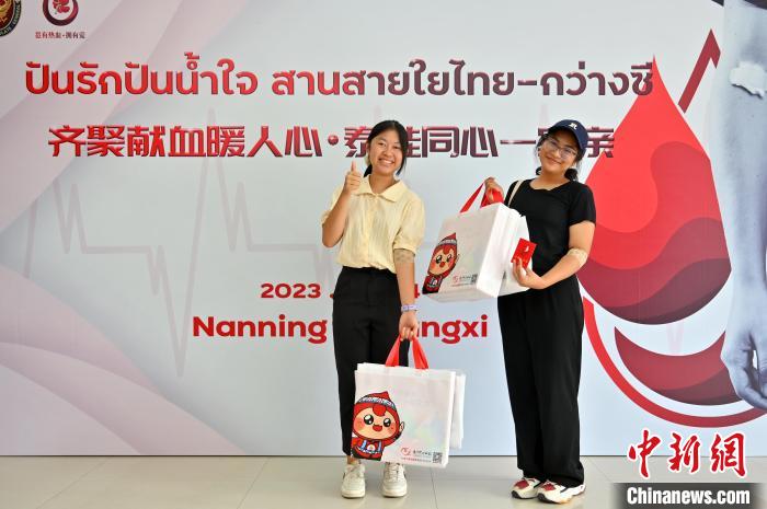 图为泰国留学生在献血后领取纪念品。　俞靖 摄
