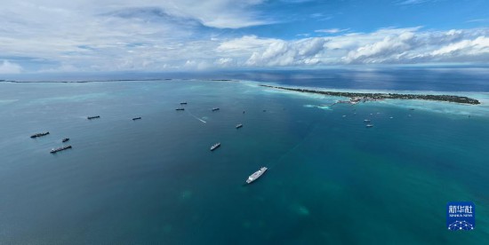 7月22日，中国海军“和平方舟”号医院船结束基里巴斯访问，驶离塔拉瓦港。新华社发（桂江波 摄）