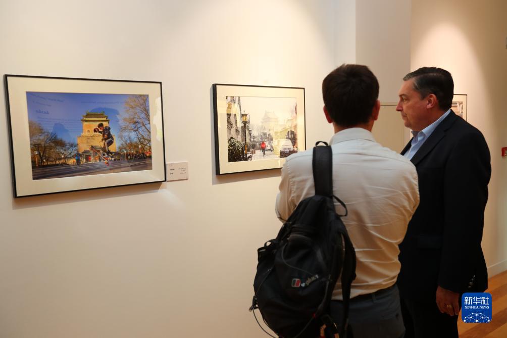 9月18日，人们在卡塔尔多哈参观“你好，北京”摄影展。新华社记者隋先凯摄