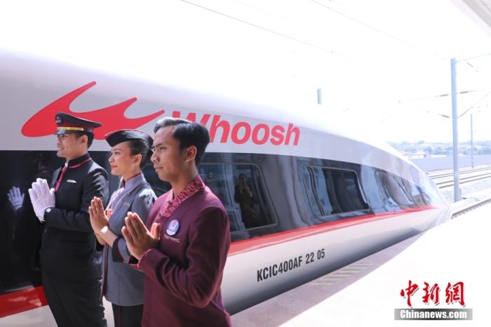 当地时间10月2日上午，印度尼西亚总统佐科在首都雅加达哈利姆高铁站宣布雅万高铁正式启用。图为首发G5901次列车。<a target='_blank' href='/'><p  align=