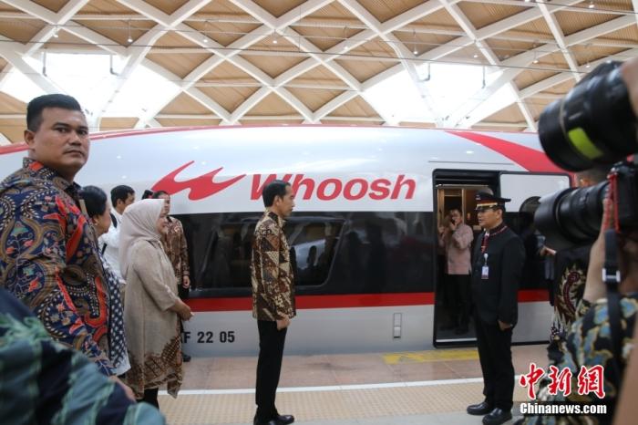 当地时间10月2日上午，印度尼西亚总统佐科在首都雅加达哈利姆高铁站宣布雅万高铁正式启用。图为登车前，列车长向佐科报告。<a target='_blank' href='/'><p  align=