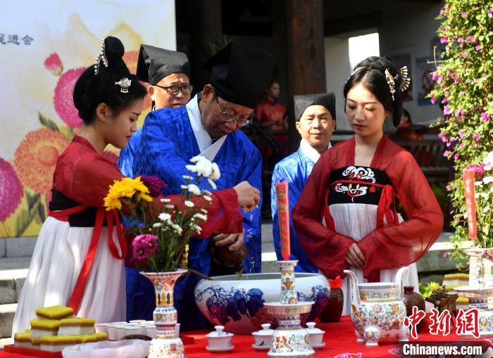 资料图：图为传统重阳祭酒仪式。　吕明 摄