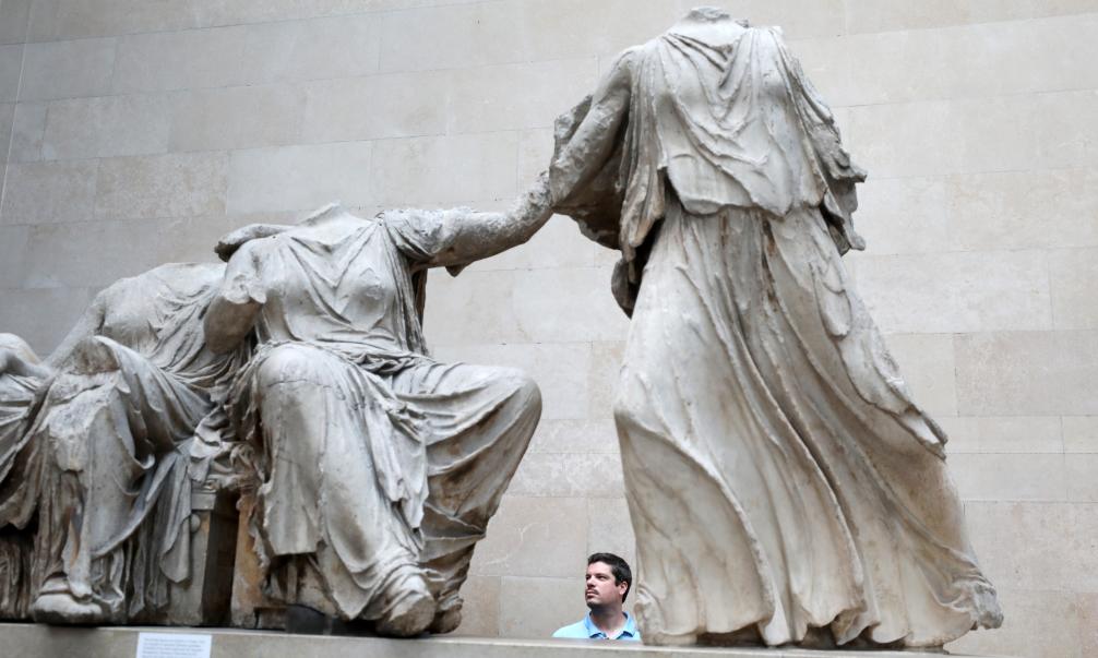 2023年9月7日，一名男子在英国伦敦大英博物馆参观帕特农神庙大理石雕刻。新华社记者李颖摄
