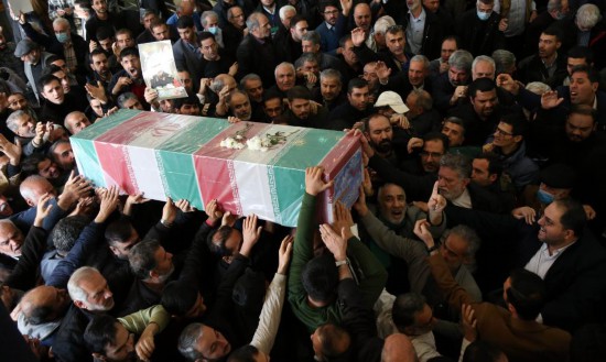  1月5日，在伊朗德黑兰，人们参加克尔曼市爆炸袭击事件遇难者的葬礼。新华社记者沙达提摄