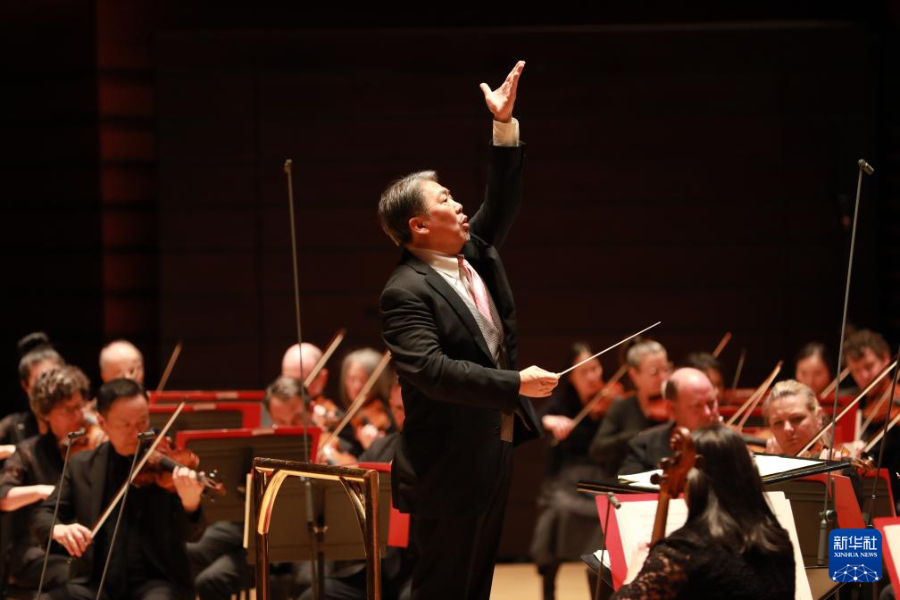 1月12日，在美国费城，上海交响乐团音乐总监、指挥家余隆（中）在2024年费城交响乐团新春音乐会上指挥。新华社记者 谢锷 摄