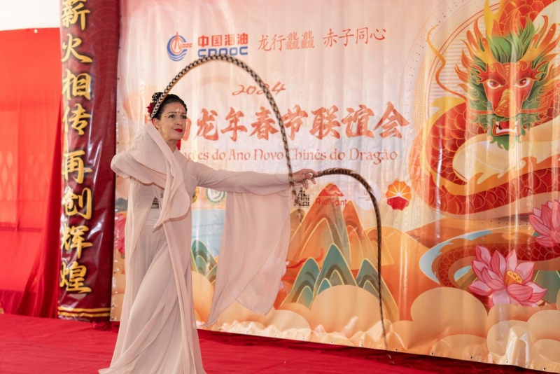 巴西艺术家表演中国舞。里约天主教大学孔子学院供图