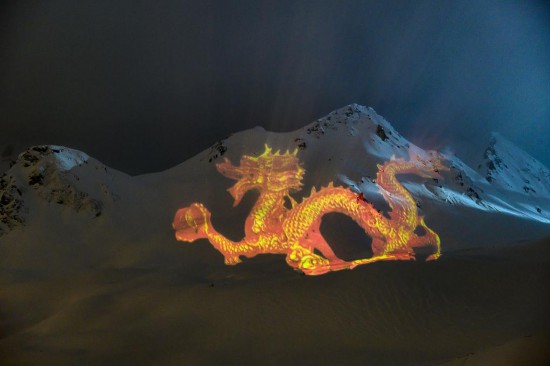 这是2月2日凌晨在瑞士达沃斯拍摄的名为“达沃斯的龙”的巨型灯光秀。新华社发（受访对象供图，迈克·凯斯勒摄）