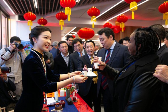 2月2日，人们在位于意大利罗马的联合国粮农组织总部体验中国茶艺。新华社记者李京摄