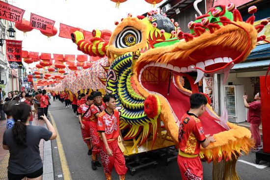 2月1日，由马来西亚和中国的100多名青少年组成的舞龙队在马来西亚马六甲市鸡场街上共舞一条近200米的“长龙”。这是活动现场的“长龙”。新华社记者程一恒摄