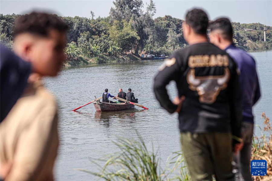2月25日，在埃及吉萨省，救援人员在船只倾覆现场搜救失踪者。新华社发（艾哈迈德·戈马摄）