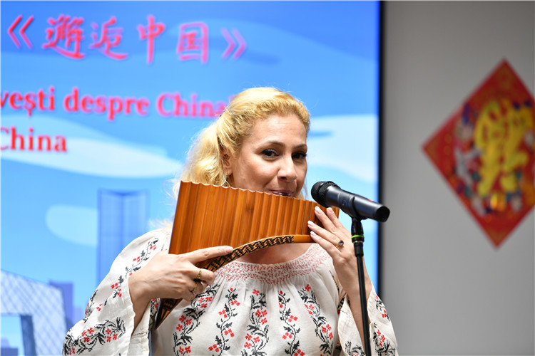 乔治亚娜·帕纳演奏排箫。 布加勒斯特中国文化中心供图。