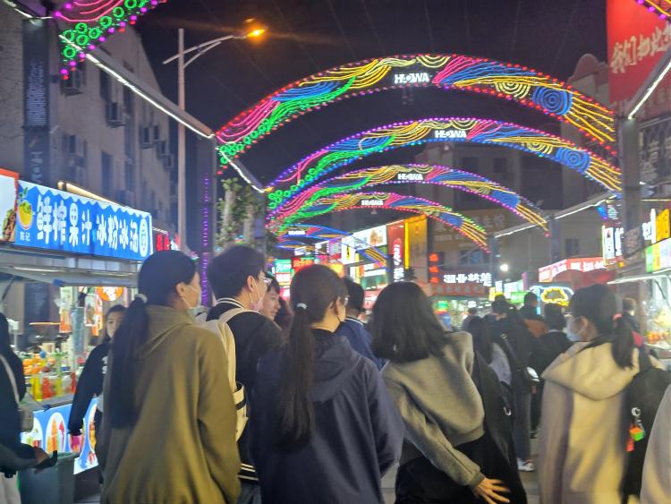 台胞夜游青岛濠洼步行街 赞青岛人可爱又诚信(组图)(两岸关系)_fororder_1