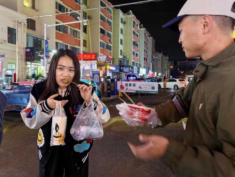 台胞夜游青岛濠洼步行街 赞青岛人可爱又诚信(组图)(两岸关系)_fororder_4