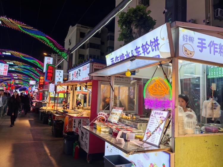 台胞夜游青岛濠洼步行街 赞青岛人可爱又诚信(组图)(两岸关系)_fororder_5