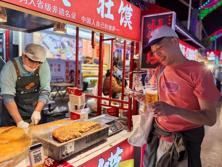 台胞夜游青岛濠洼步行街 赞青岛人可爱又诚信(组图)(两岸关系)_fororder_3