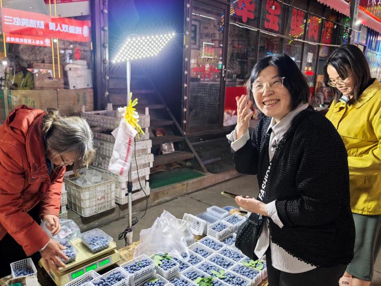 台胞夜游青岛濠洼步行街 赞青岛人可爱又诚信(组图)(两岸关系)_fororder_2