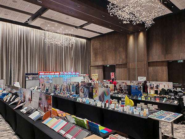 活动现场产品展示区域。图片来源：得力集团