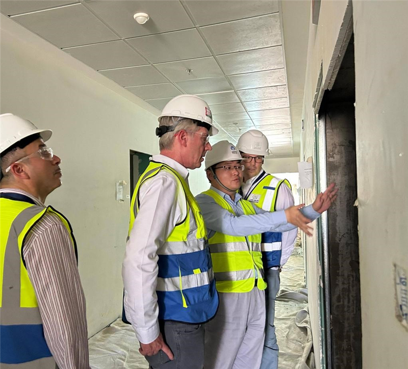 中外工作人员现场检查工作进度。山东电建三公司供图