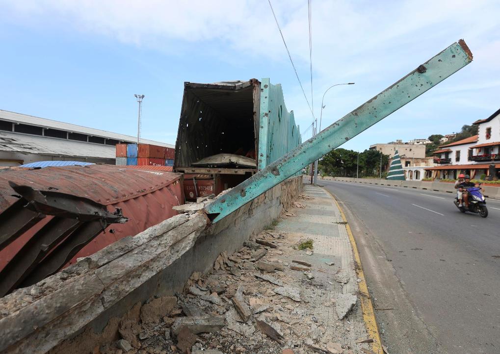 这是1月3日在委内瑞拉拉瓜伊拉港拍摄的空袭造成的建筑残骸。新华社发