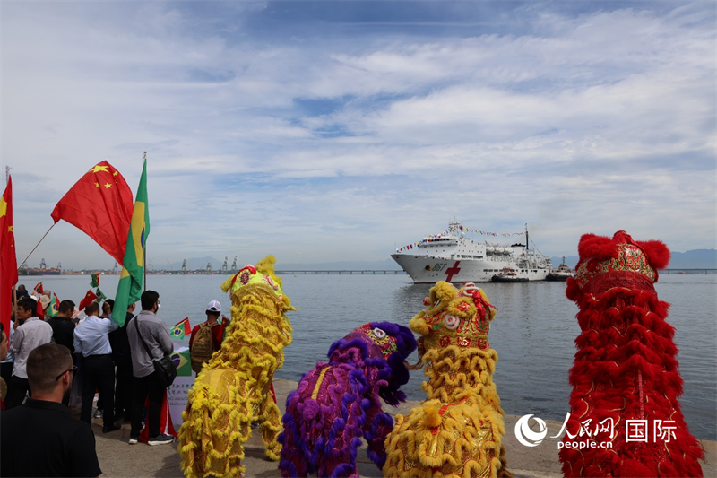 当地时间1月8日上午，“丝路方舟”号医院船抵达巴西里约热内卢。人民网实习生 侯天泽摄