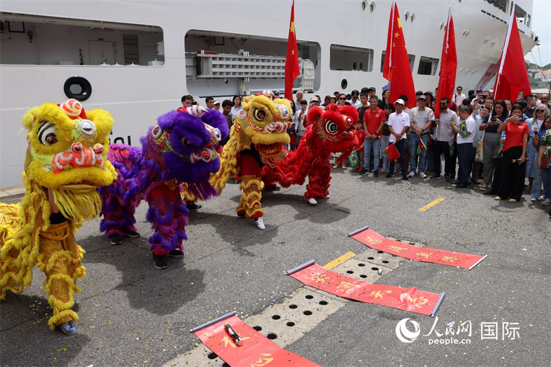 巴西当地民众准备了中国传统舞狮表演。人民网实习生 侯天泽摄