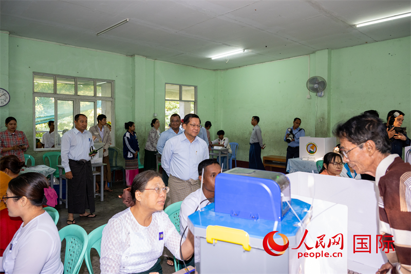 1月11日，缅甸大选举行第二阶段投票。图为缅甸代总统、国家安全与和平委员会主席敏昂莱当天上午在仰光的一处投票站观选。人民网记者 谢佳君摄