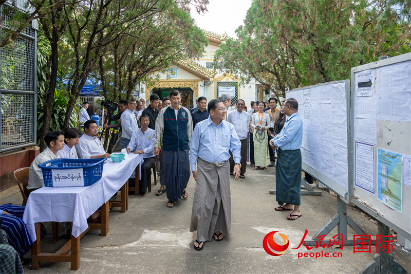 1月11日，缅甸大选举行第二阶段投票。图为缅甸代总统、国家安全与和平委员会主席敏昂莱当天上午走访仰光的一处投票站。人民网记者 谢佳君摄