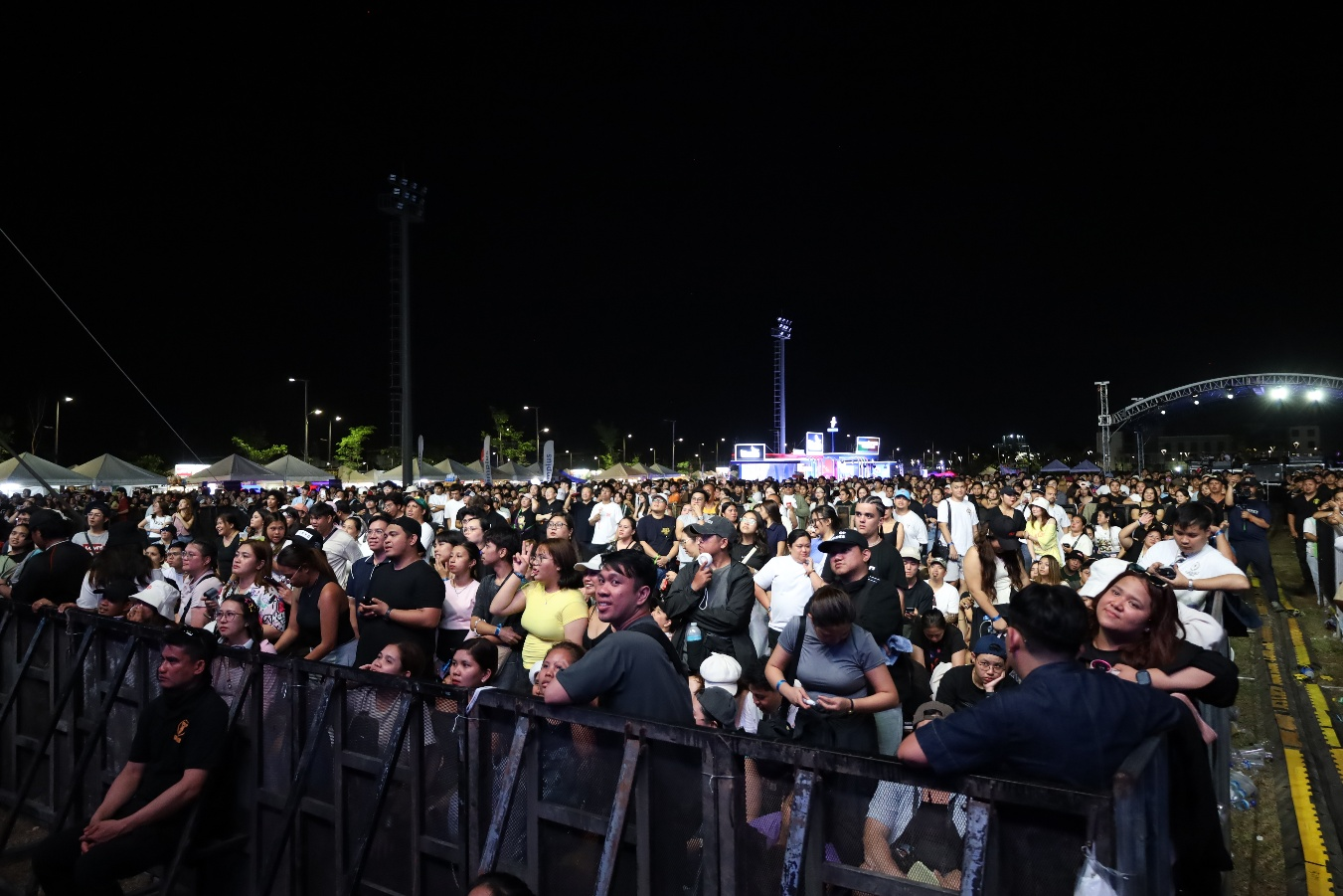 近万名菲民众在马尼拉帕克林克斯公园参加“飞越山海 渝见马尼拉”双城连线活动。中国驻菲律宾使馆供图