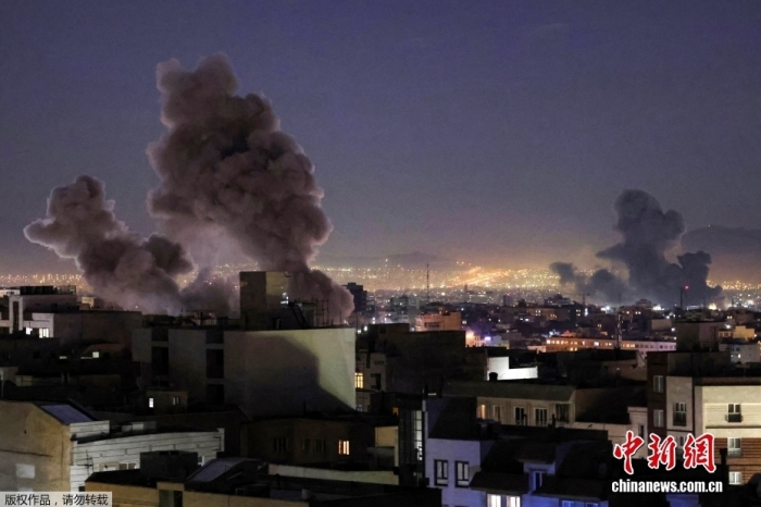 当地时间3月1日晚9时左右,伊朗首都德黑兰多地遭袭,爆炸声与火光持续不断,部分建筑冒出浓烟。