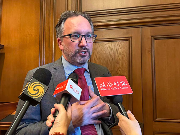 媒体记者采访参加升国旗仪式的美国嘉宾，旧金山歌剧院总经理马修·希尔沃克（Matthew Shilvock） 谢为人 摄