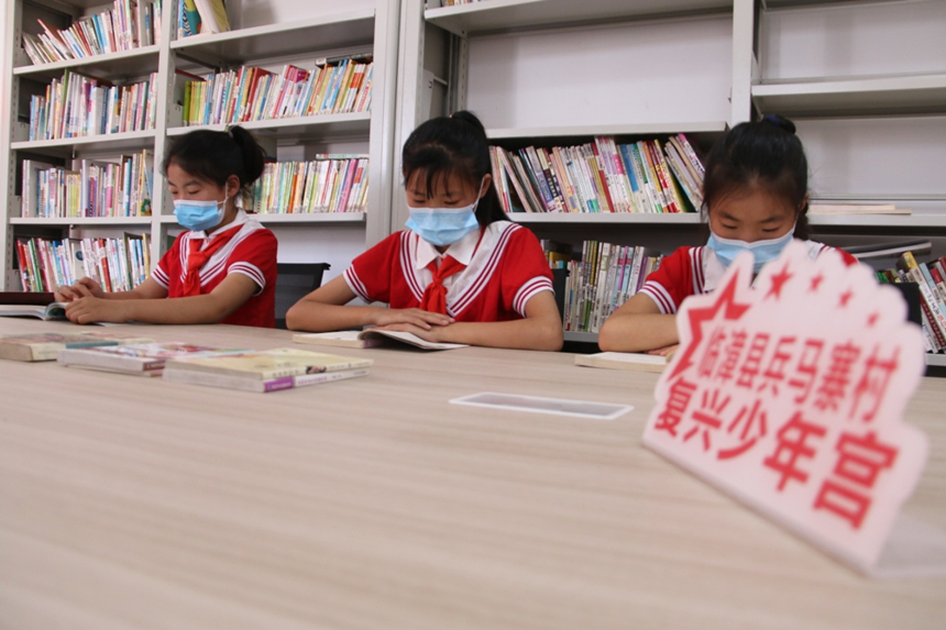 河北省临漳县柏鹤集乡兵马寨村复兴少年宫，孩子们在阅览室读书。 申志好摄