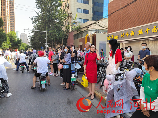 石家庄外国语学校考点外送考的家长。人民网 祝龙超摄